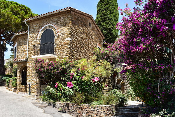 Passing on a French Holiday Home to Children: 2026 Inheritance, Gift and Cross-Border Planning Rules